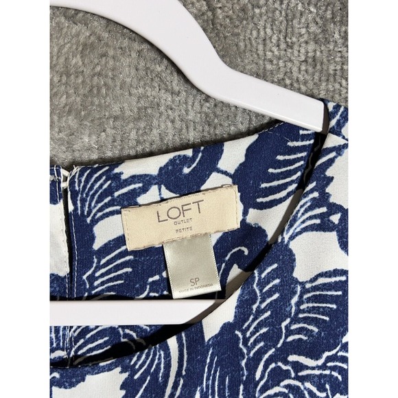 LOFT Petite Sleeveless Scoop Floral Top Womens Size Small SP Blue Ruffle Keyhole - Picture 3 of 7
